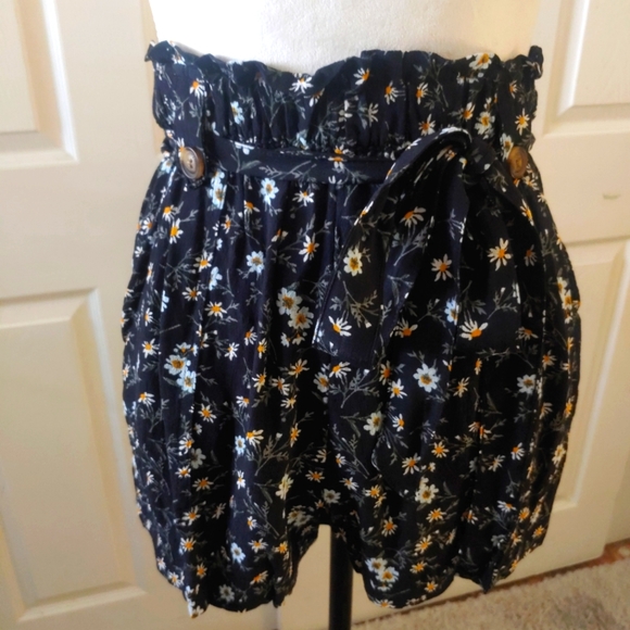American Eagle High Waist Daisy Print Flowy Shorts Women's Size Medium - Picture 5 of 5